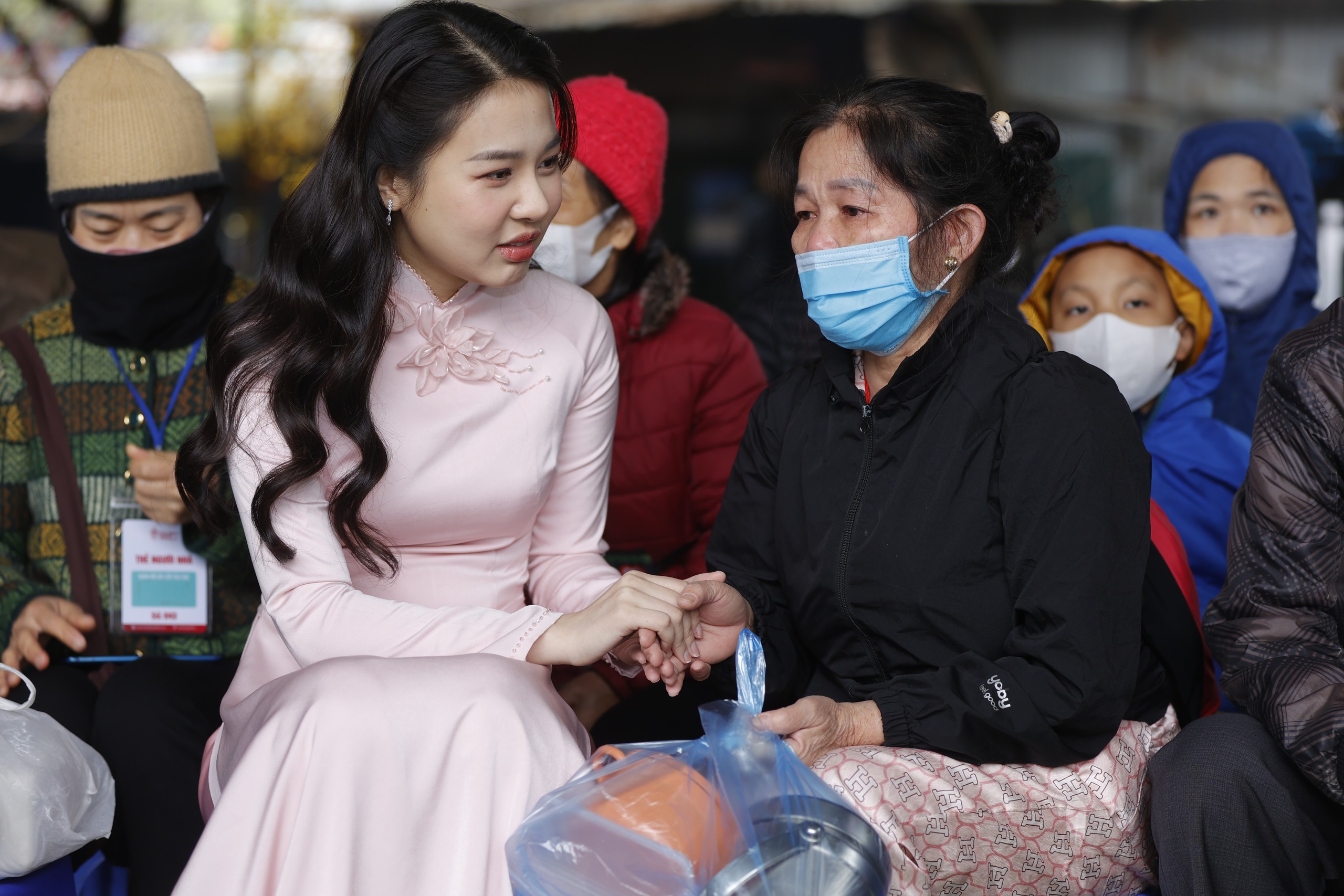 Hoa khôi Áo dài Việt Nam 2023 Đỗ Hà Trang trao tặng 200 suất cơm đến bệnh nhân tại Phiên Chợ Trái Tim- Ảnh 2.
