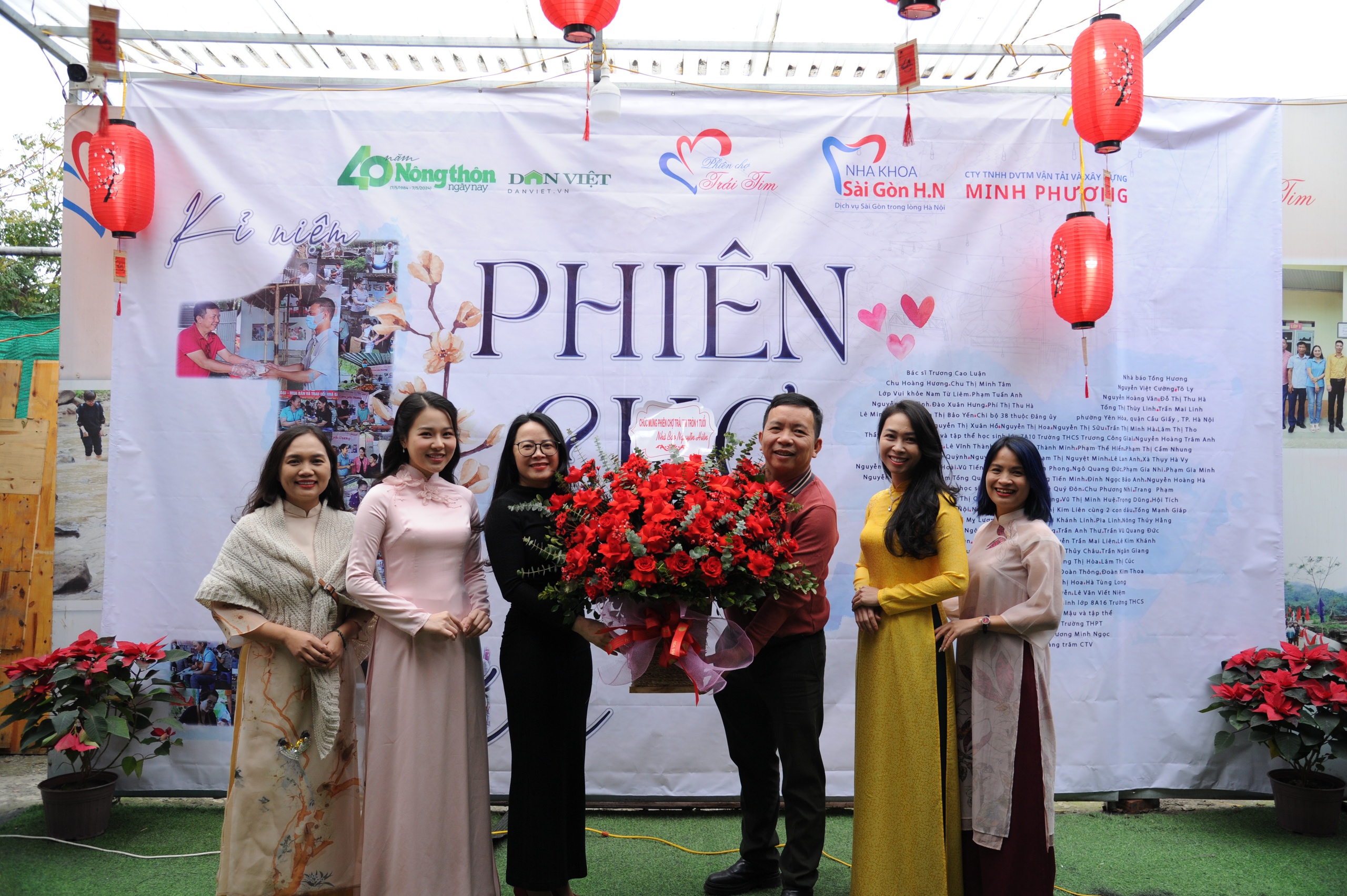 Hoa khôi Áo dài Việt Nam 2023 Đỗ Hà Trang trao tặng 200 suất cơm đến bệnh nhân tại Phiên Chợ Trái Tim- Ảnh 4.