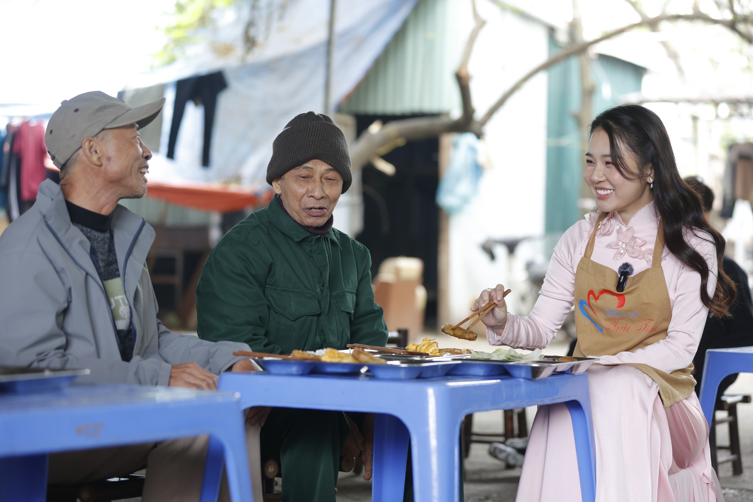 Hoa khôi Áo dài Việt Nam 2023 Đỗ Hà Trang trao tặng 200 suất cơm đến bệnh nhân tại Phiên Chợ Trái Tim- Ảnh 12.