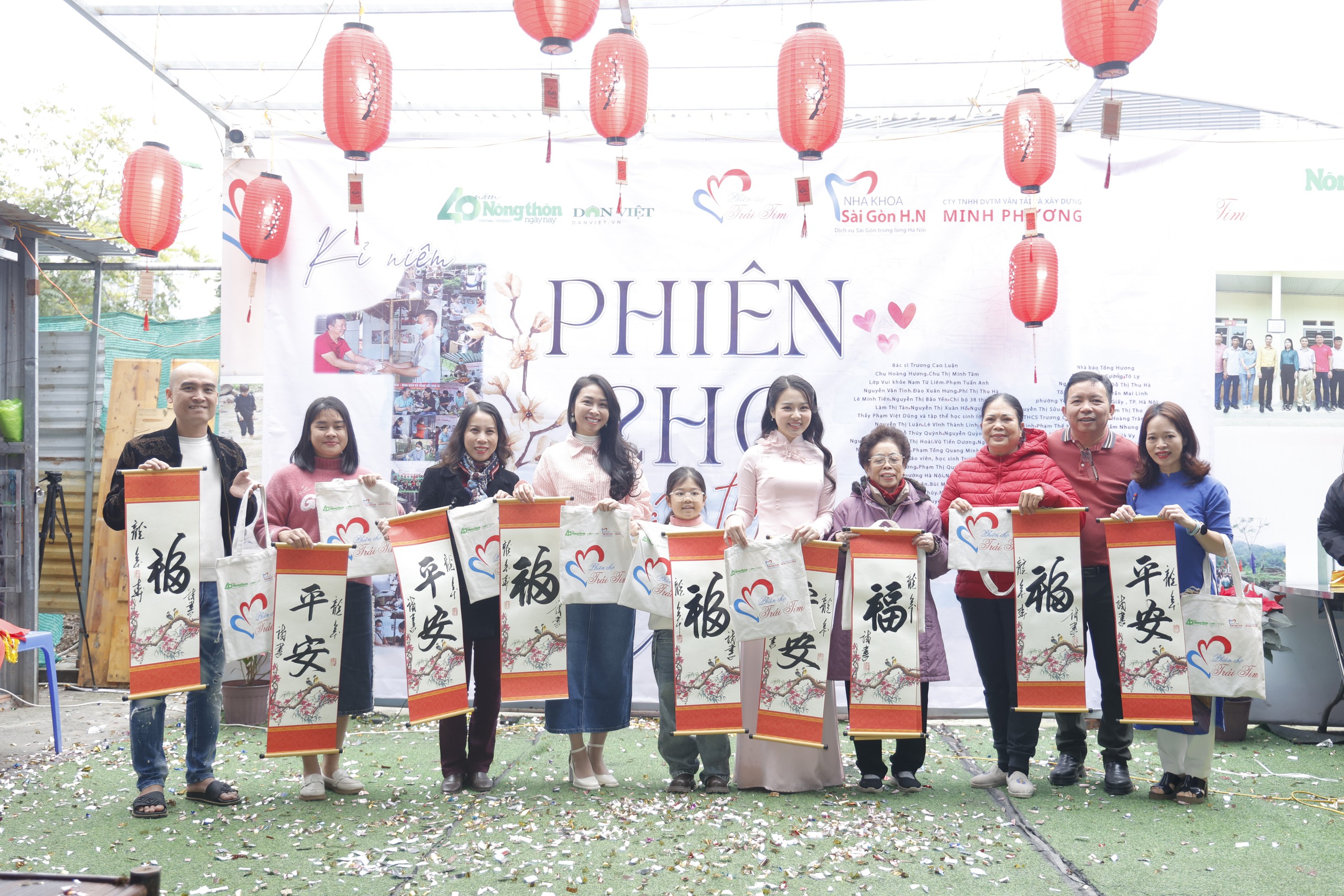 Hoa khôi Áo dài Việt Nam 2023 Đỗ Hà Trang trao tặng 200 suất cơm đến bệnh nhân tại Phiên Chợ Trái Tim- Ảnh 10.