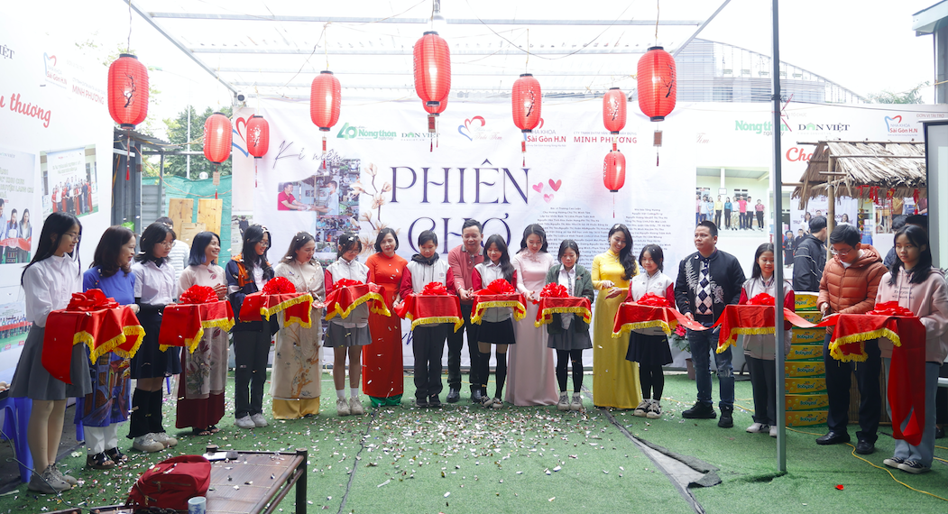 Hoa khôi Áo dài Việt Nam 2023 Đỗ Hà Trang trao tặng 200 suất cơm đến bệnh nhân tại Phiên Chợ Trái Tim- Ảnh 6.