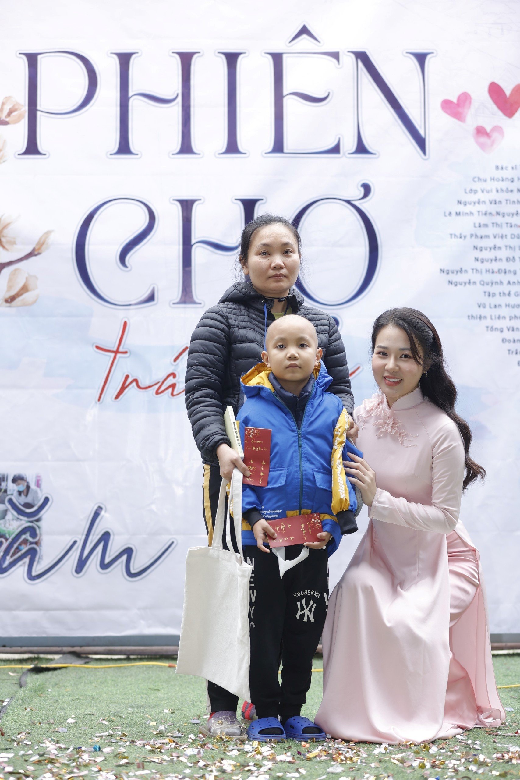 Hoa khôi Áo dài Việt Nam 2023 Đỗ Hà Trang trao tặng 200 suất cơm đến bệnh nhân tại Phiên Chợ Trái Tim- Ảnh 9.