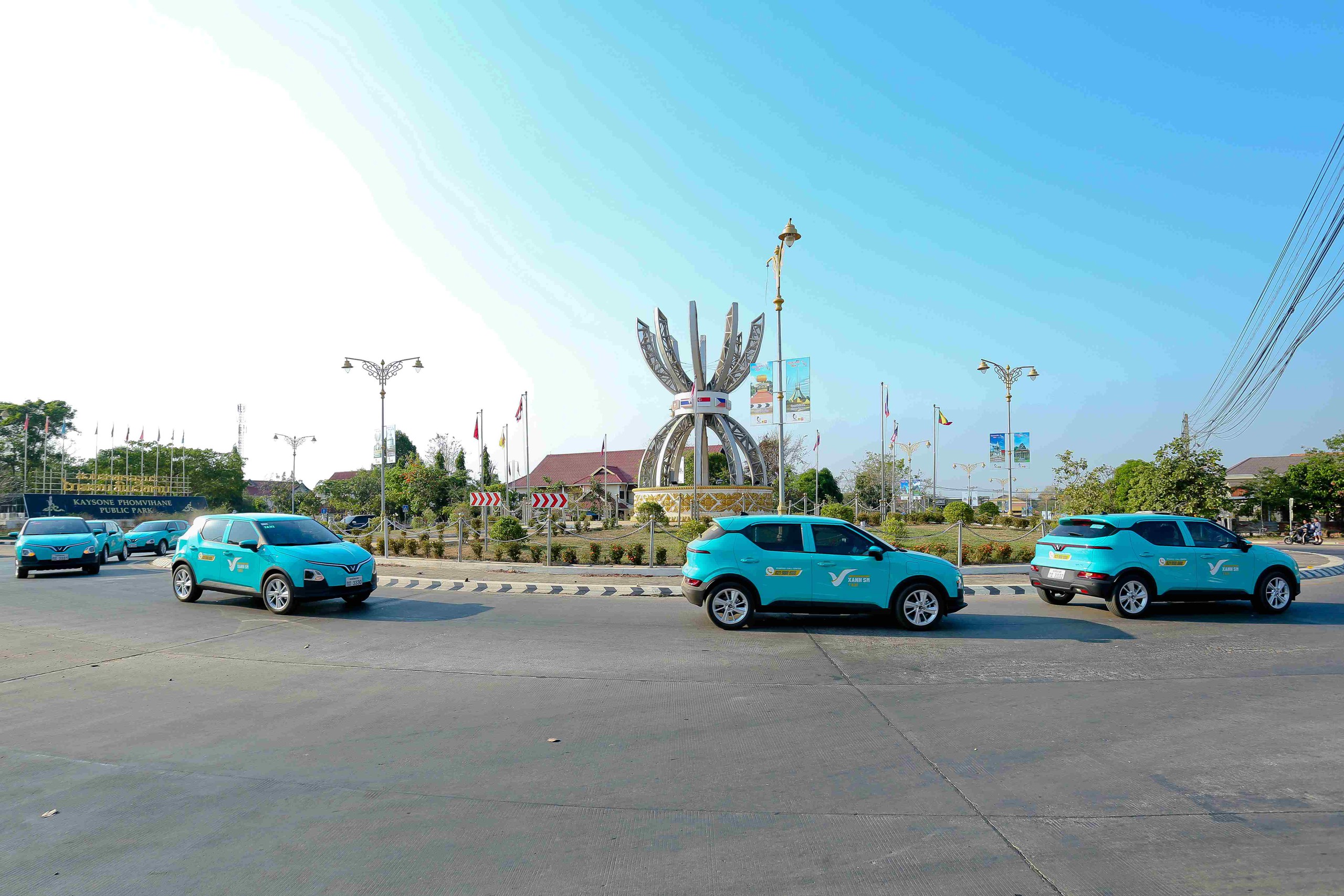 Xanh SM Lào khai trương dịch vụ taxi điện tại Savannakhet- Ảnh 2.