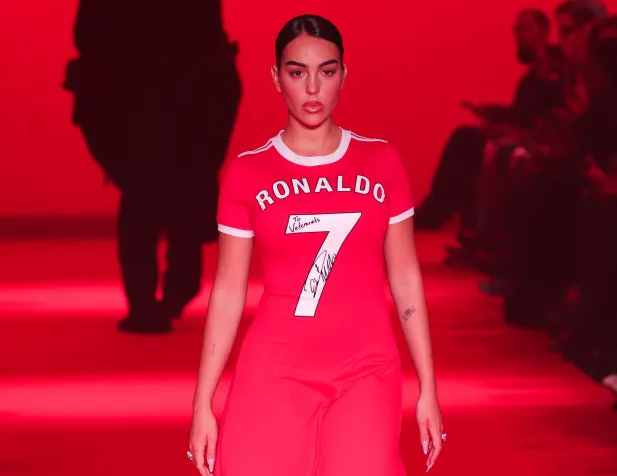 Bạn gái Ronaldo nổi bật tại Tuần lễ thời trang Paris với màu áo… M.U- Ảnh 1.