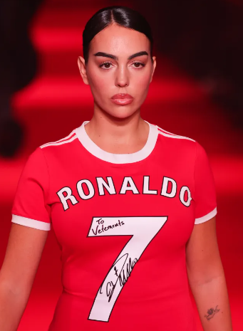 Bạn gái Ronaldo nổi bật tại Tuần lễ thời trang Paris với màu áo… M.U- Ảnh 2.