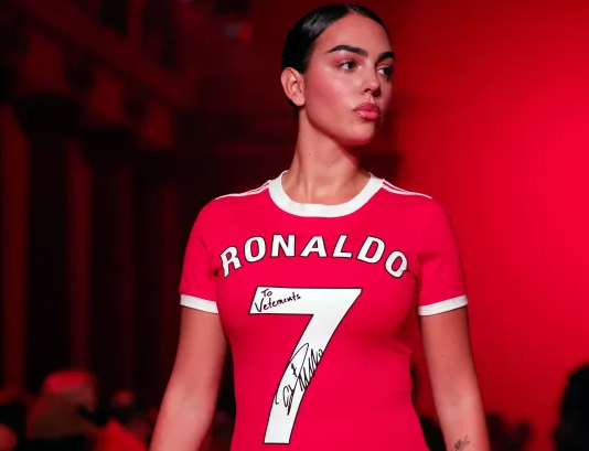 Bạn gái Ronaldo nổi bật tại Tuần lễ thời trang Paris với màu áo… M.U- Ảnh 3.