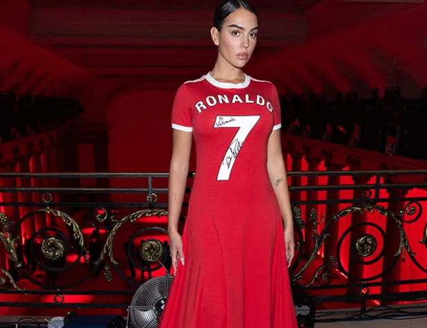 Bạn gái Ronaldo nổi bật tại Tuần lễ thời trang Paris với màu áo… M.U- Ảnh 6.