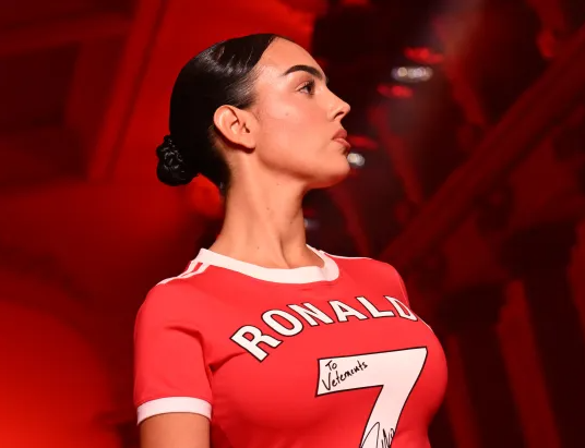 Bạn gái Ronaldo nổi bật tại Tuần lễ thời trang Paris với màu áo… M.U- Ảnh 7.