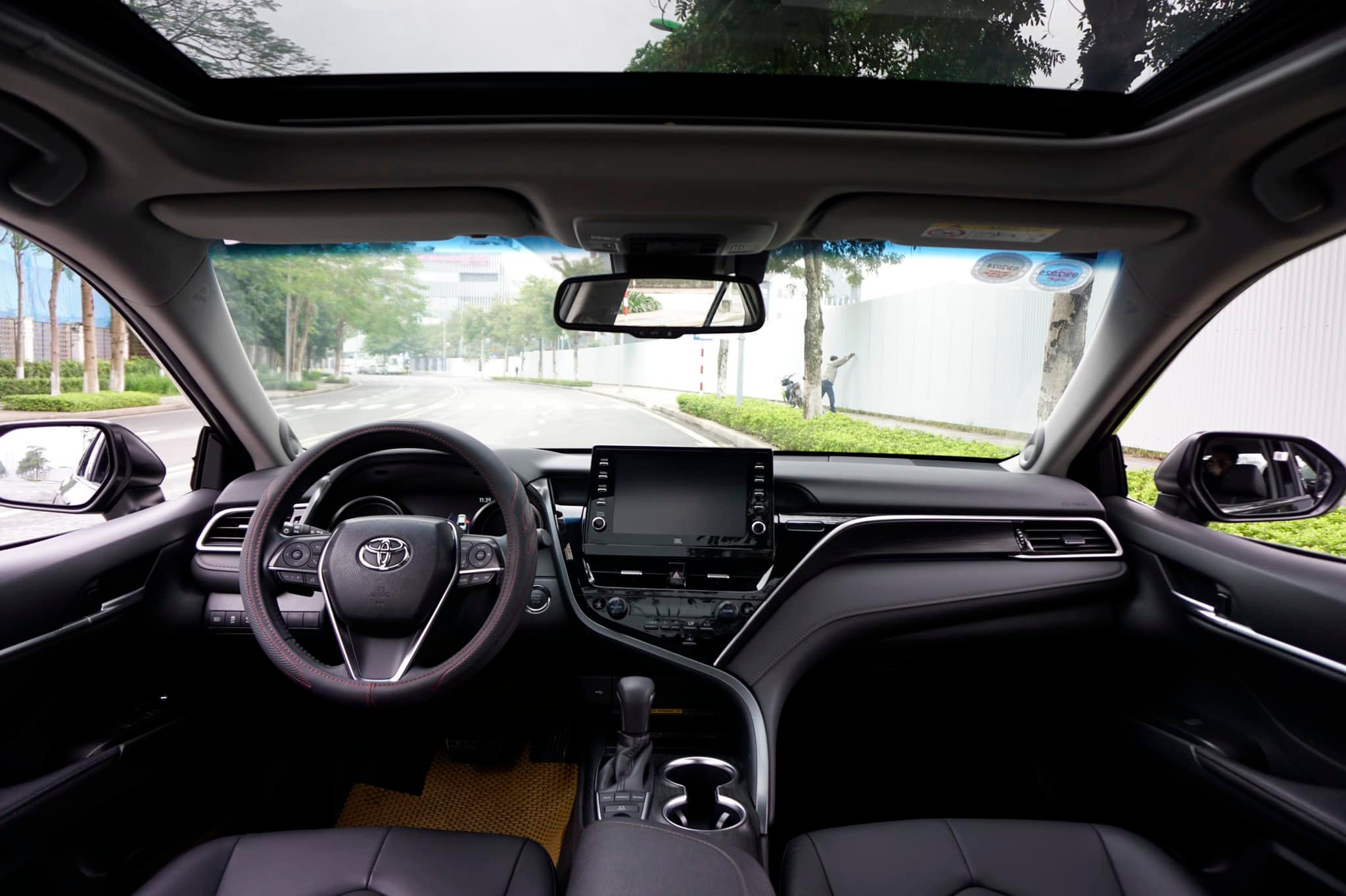 Bán 2 tháng không "trôi", Toyota Camry giảm giá ngỡ ngàng- Ảnh 5.