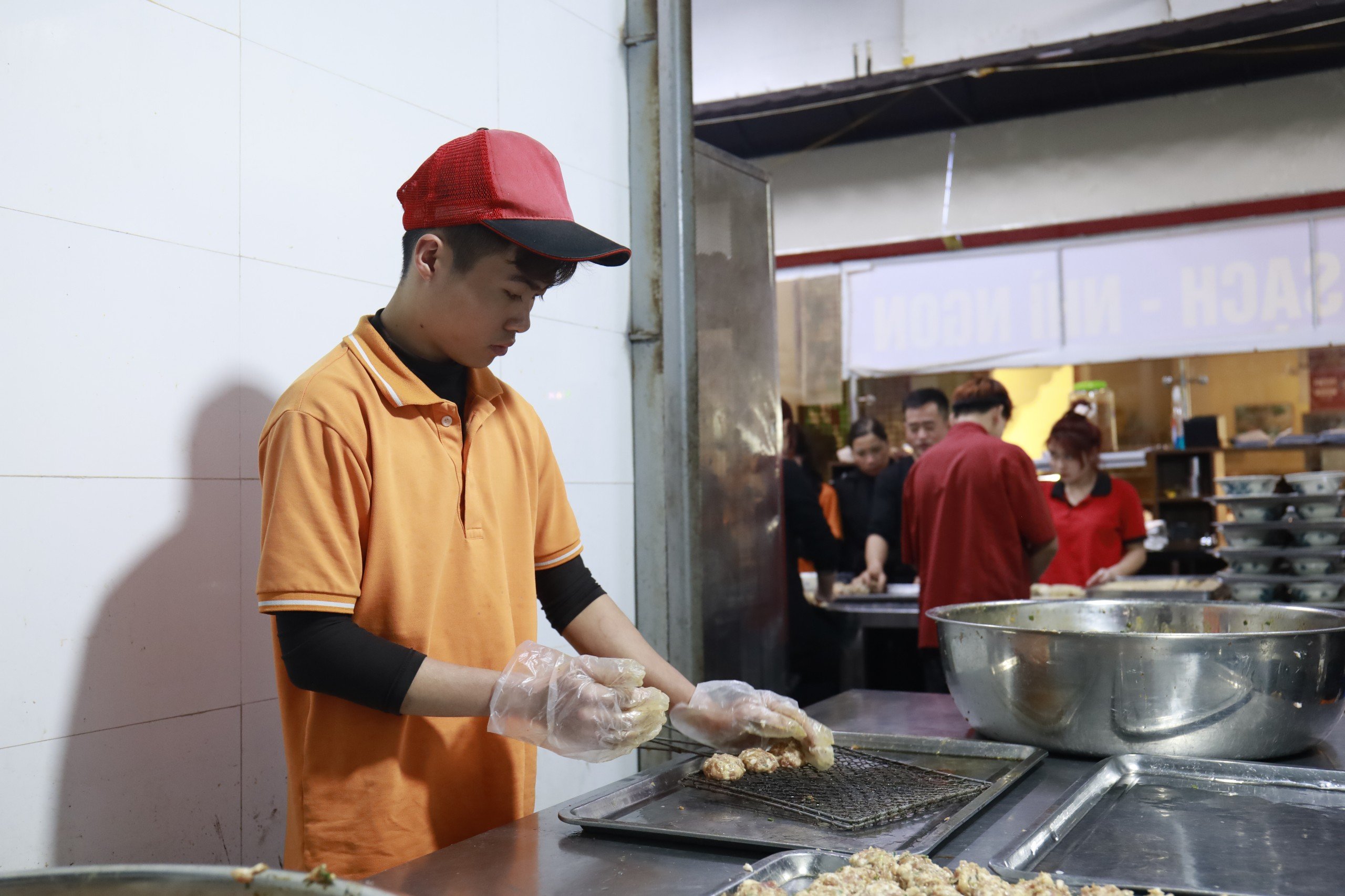 Trao yêu thương qua hương vị đặc sản Hà Thành tại Phiên Chợ Trái Tim- Ảnh 9.