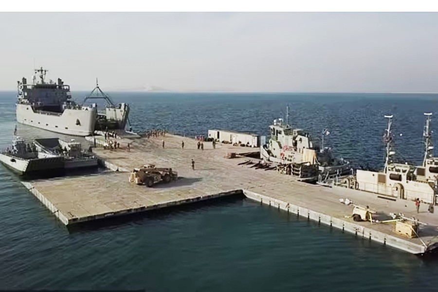 Cận cảnh tàu hỗ trợ hậu cần của lục quân Mỹ dựng bến nổi ở Gaza để đưa hàng viện trợ- Ảnh 1.