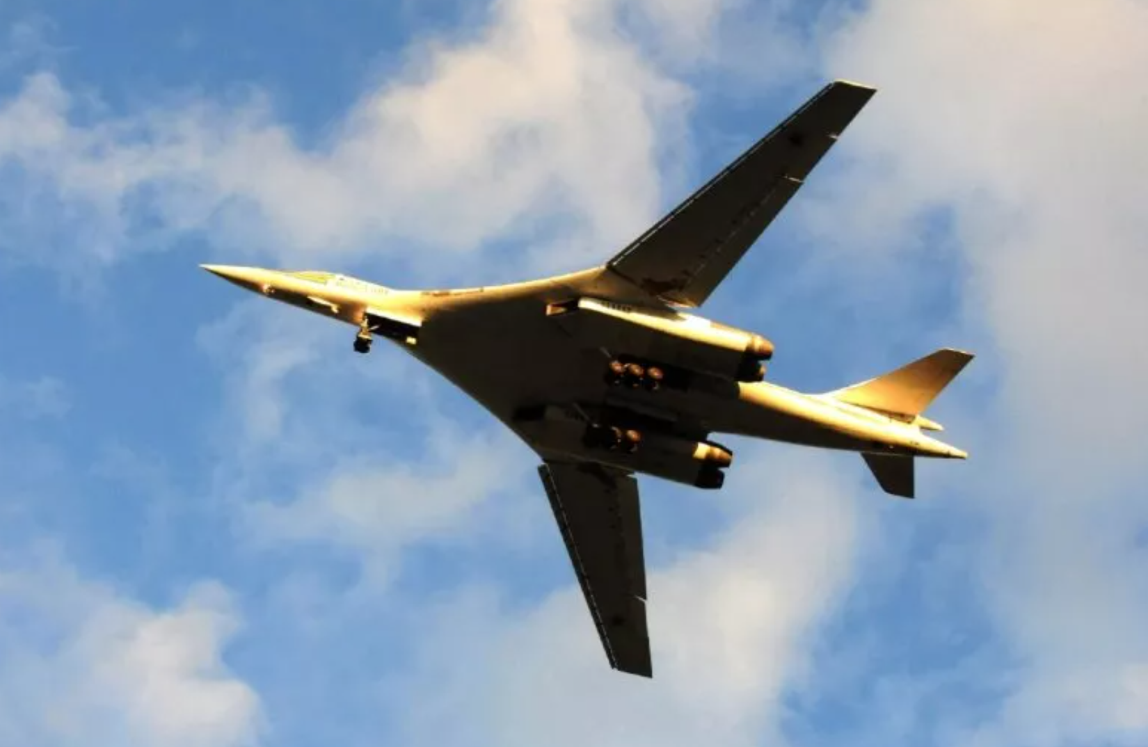 UAV táo bạo tấn công căn cứ máy bay ném bom chiến lược tầm xa của Nga- Ảnh 1.