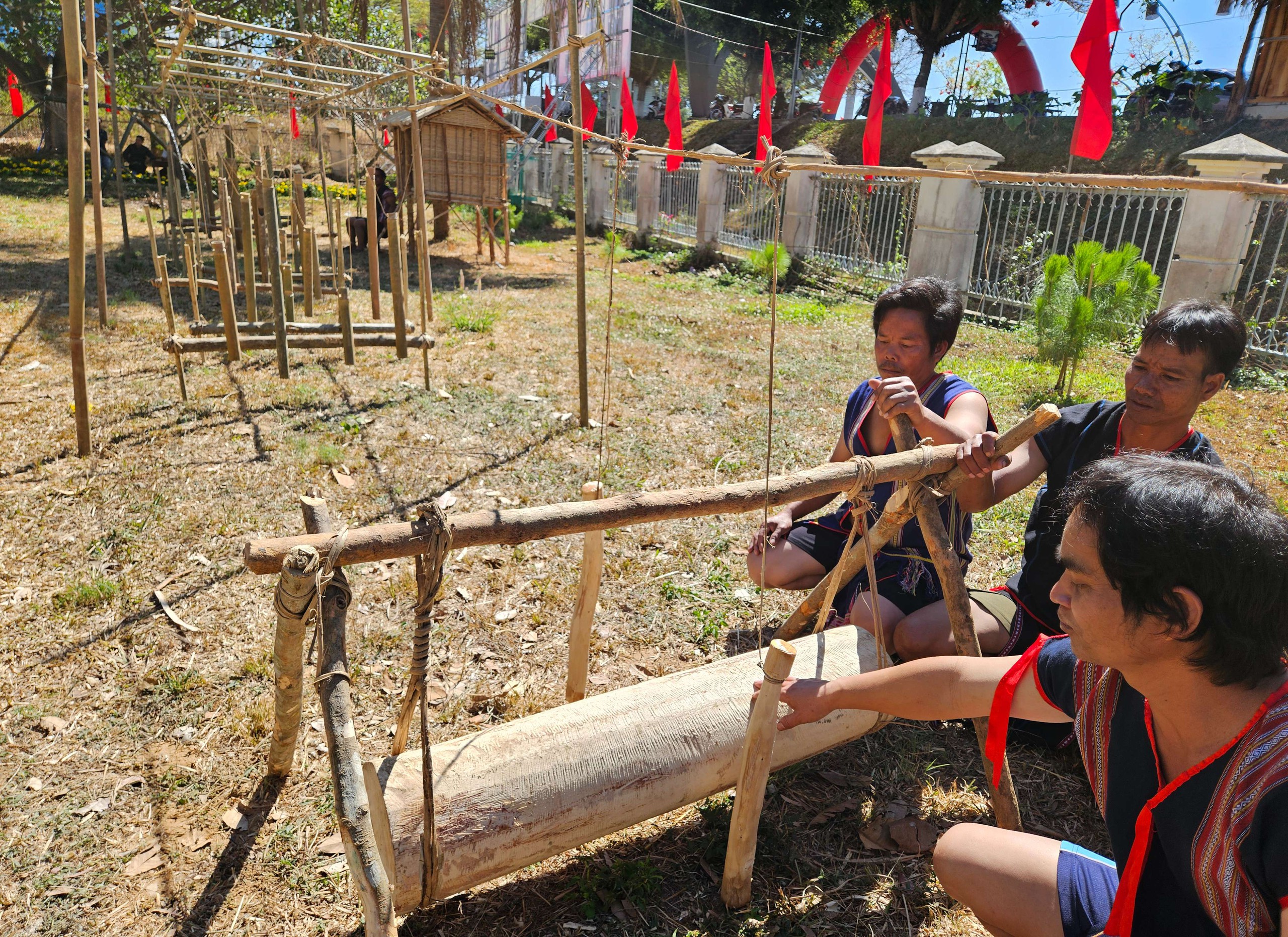 Một kiểu đàn của người dân tộc ở Kon Tum làm từ cây tre, lồ ô, hễ đổ nước vào là "chạy" được- Ảnh 2.