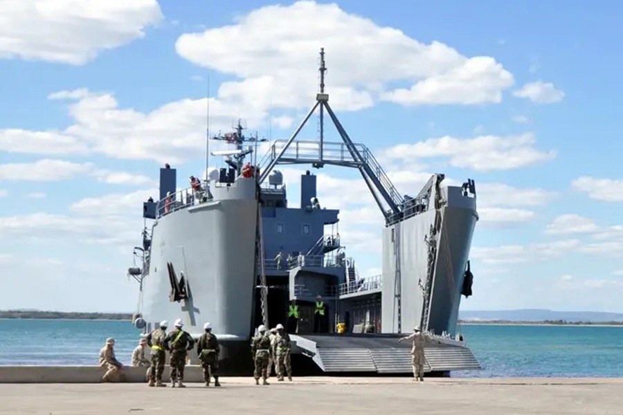 Cận cảnh tàu hỗ trợ hậu cần của lục quân Mỹ dựng bến nổi ở Gaza để đưa hàng viện trợ- Ảnh 8.