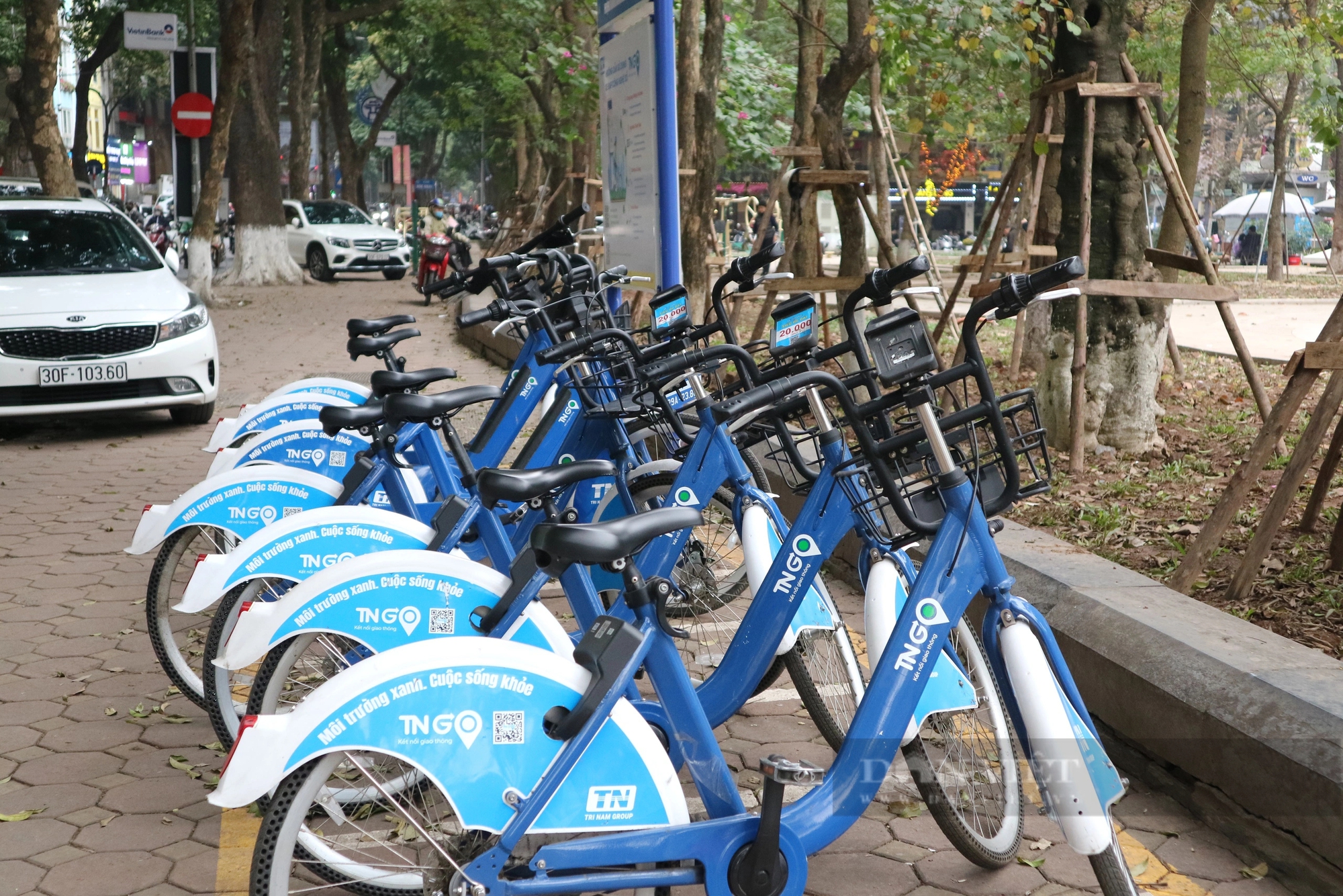 Người cao tuổi gặp khó khi sử dụng xe đạp công cộng ở Hà Nội- Ảnh 1.
