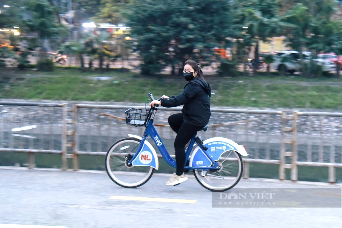 Người cao tuổi gặp khó khi sử dụng xe đạp công cộng ở Hà Nội- Ảnh 3.