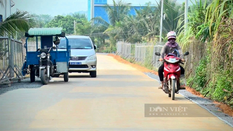 Tuyến đường Phú An 75 (xã Phú An, TX.Bến Cát) do các hộ dân sinh sống 2 bên tuyến đường tự nguyện đóng góp với tổng kinh phí 1,3 tỷ đồng để xây dựng. Ảnh: Trần Khánh