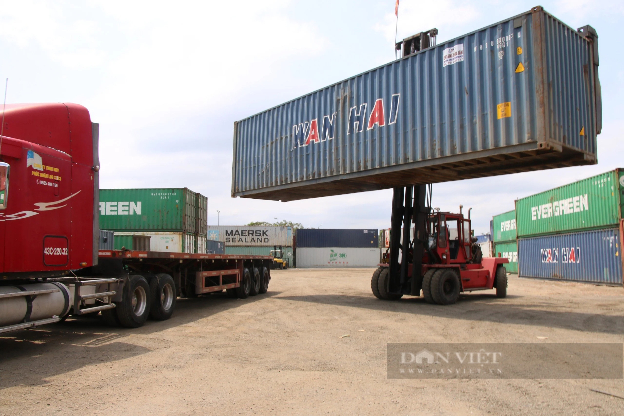 Bãi tập kết xe container được dọn sạch sau phản ánh của Dân Việt- Ảnh 2.