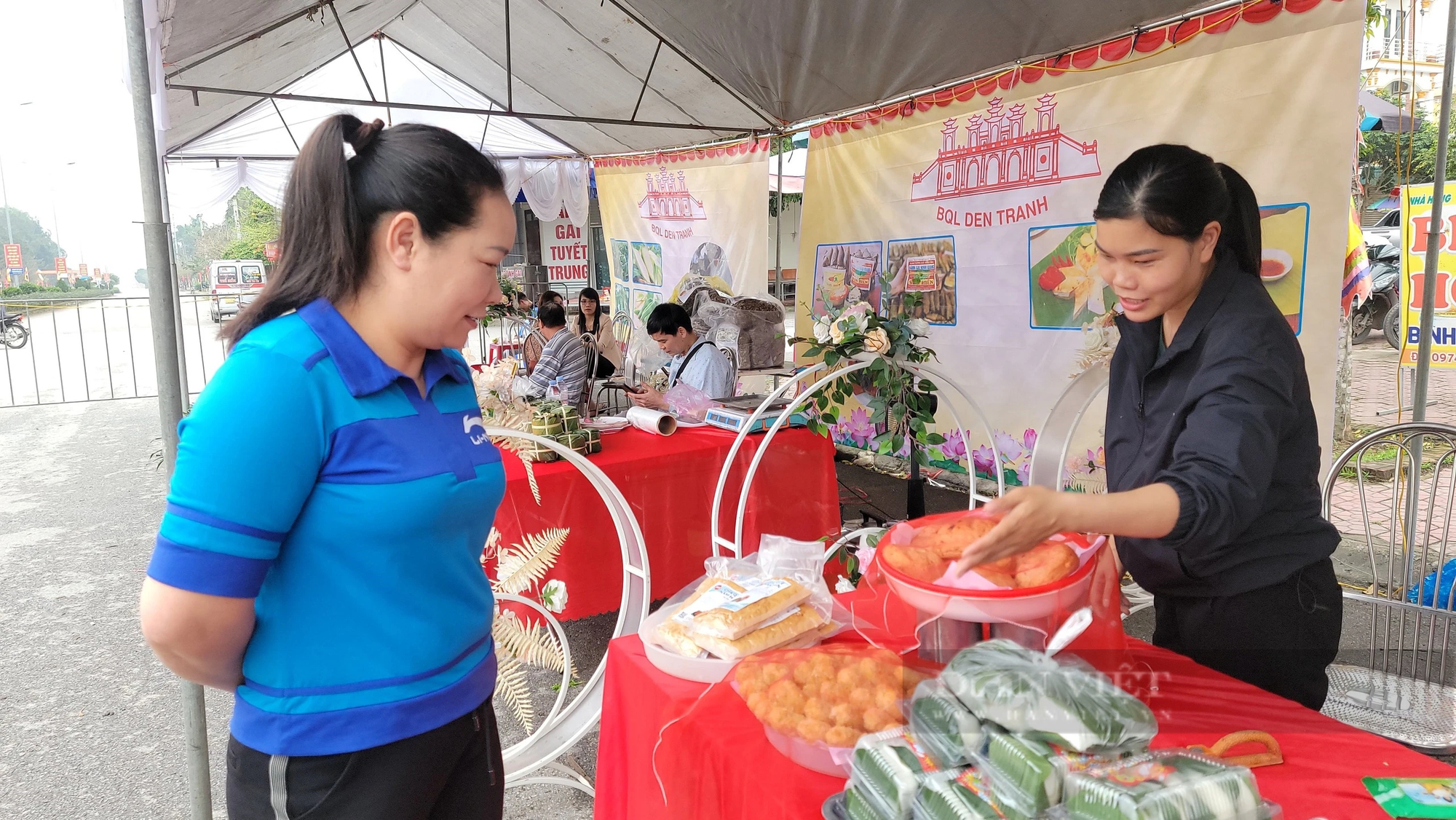 Ở lễ hội đền Tranh tại Hải Dương đang bán la liệt đặc sản, có giò trâu, chả vịt lạ mắt, lạ miệng- Ảnh 6.