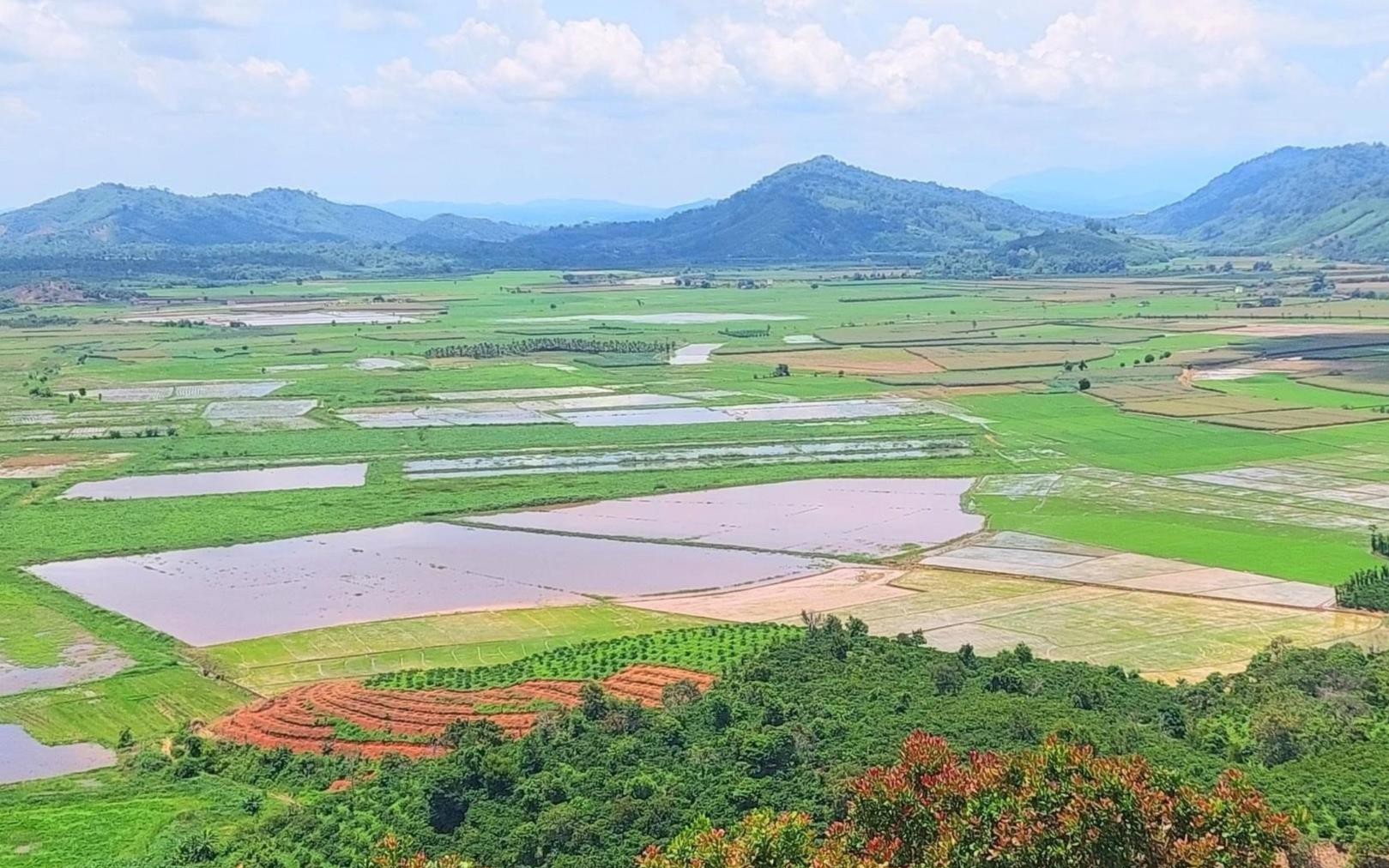 Một thung lũng đẹp như phim ở Đắk Nông hài hòa giữa nước với lửa, nhiều người đang lên xem