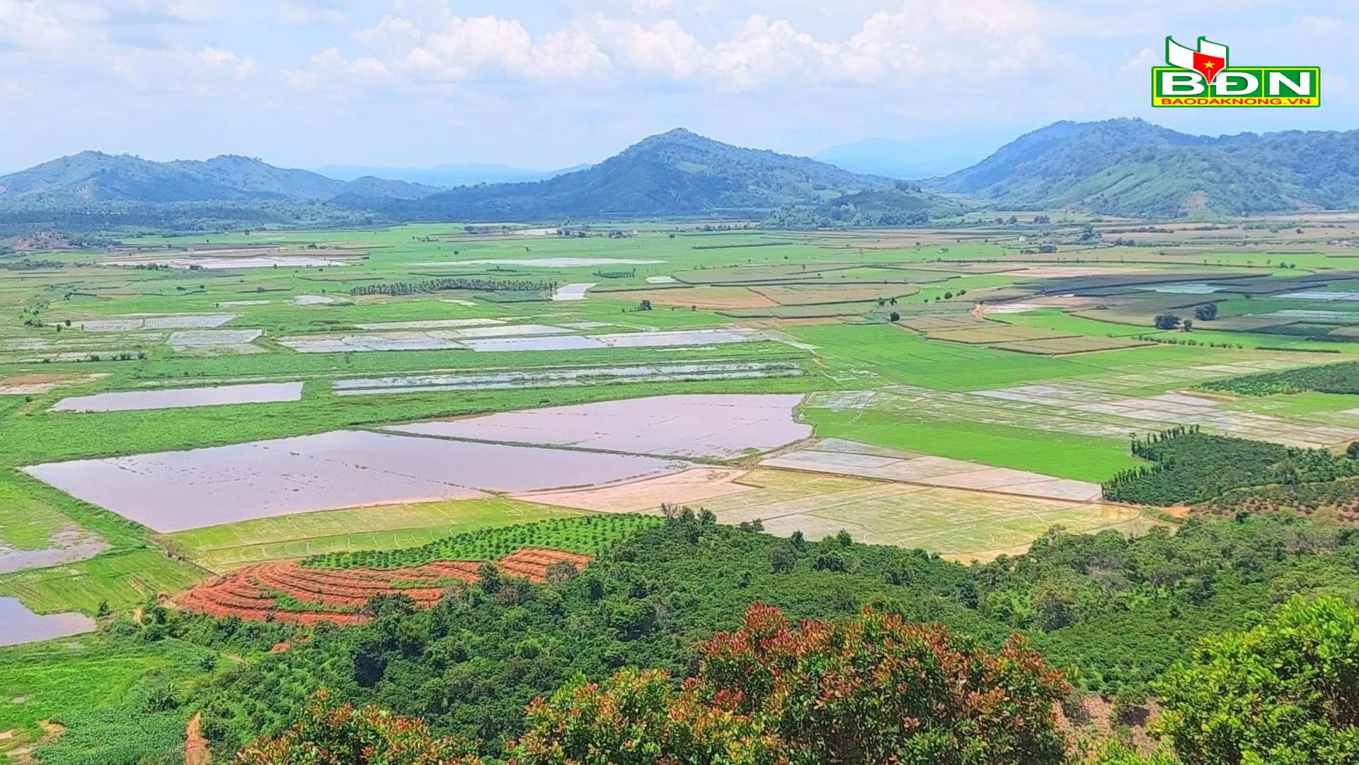 Một thung lũng đẹp như phim ở Đắk Nông hài hòa giữa nước với lửa, nhiều người đang lên xem- Ảnh 2.