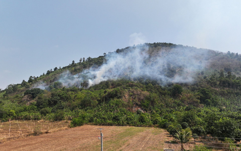 Hơn 9 giờ sáng ngày 20/3, người dân phát hiện vụ cháy trên Khu di tích núi Bà Đen (Tây Ninh). Ảnh: Tấn Hưng