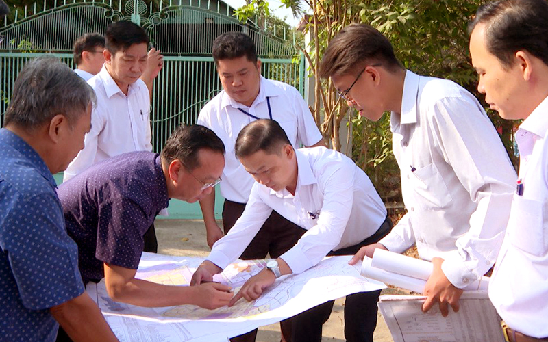 Lãnh đạo thành phố Bến Cát (Bình Dương) khảo sát quy hoạch tuyến đường Vành đai 4 TP.HCM đi qua địa phương. Ảnh: Trung Hiếu