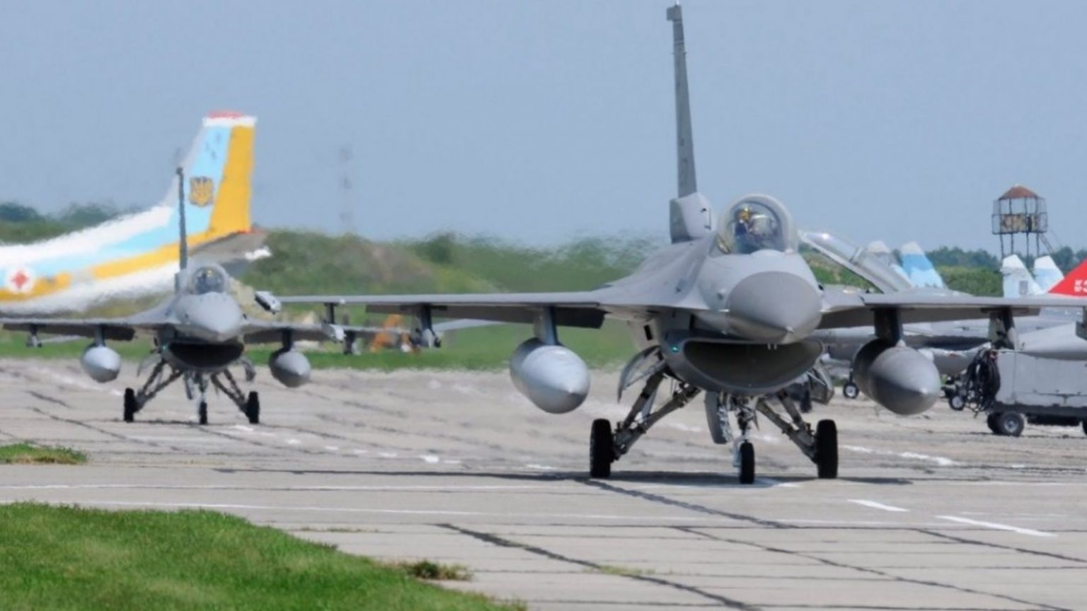 Mỹ vạch 'ranh giới đỏ' cho Ukraine để sử dụng chiến đấu cơ F-16 trong cuộc chiến với Nga- Ảnh 1.