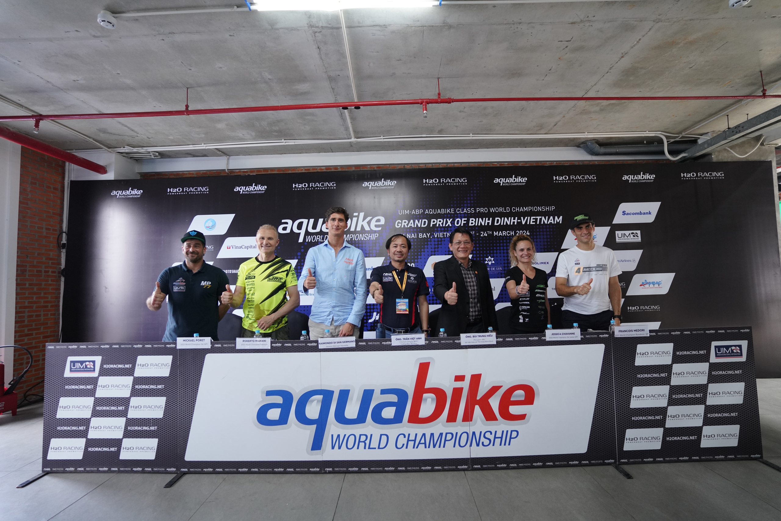 62 tay đua có mặt tại Bình Định, du khách thích thú nghe tiếng mô tô nước "gầm vang", đầm Thị Nại "dậy sóng"- Ảnh 1.