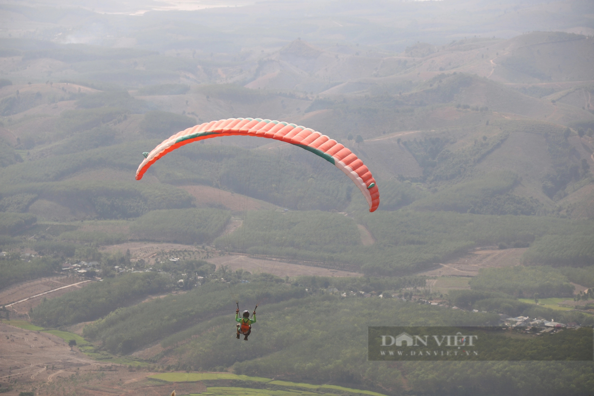 Ngắm các vận động viên bay dù lượn tuyệt đẹp trên đỉnh núi ở Kon Tum- Ảnh 3.