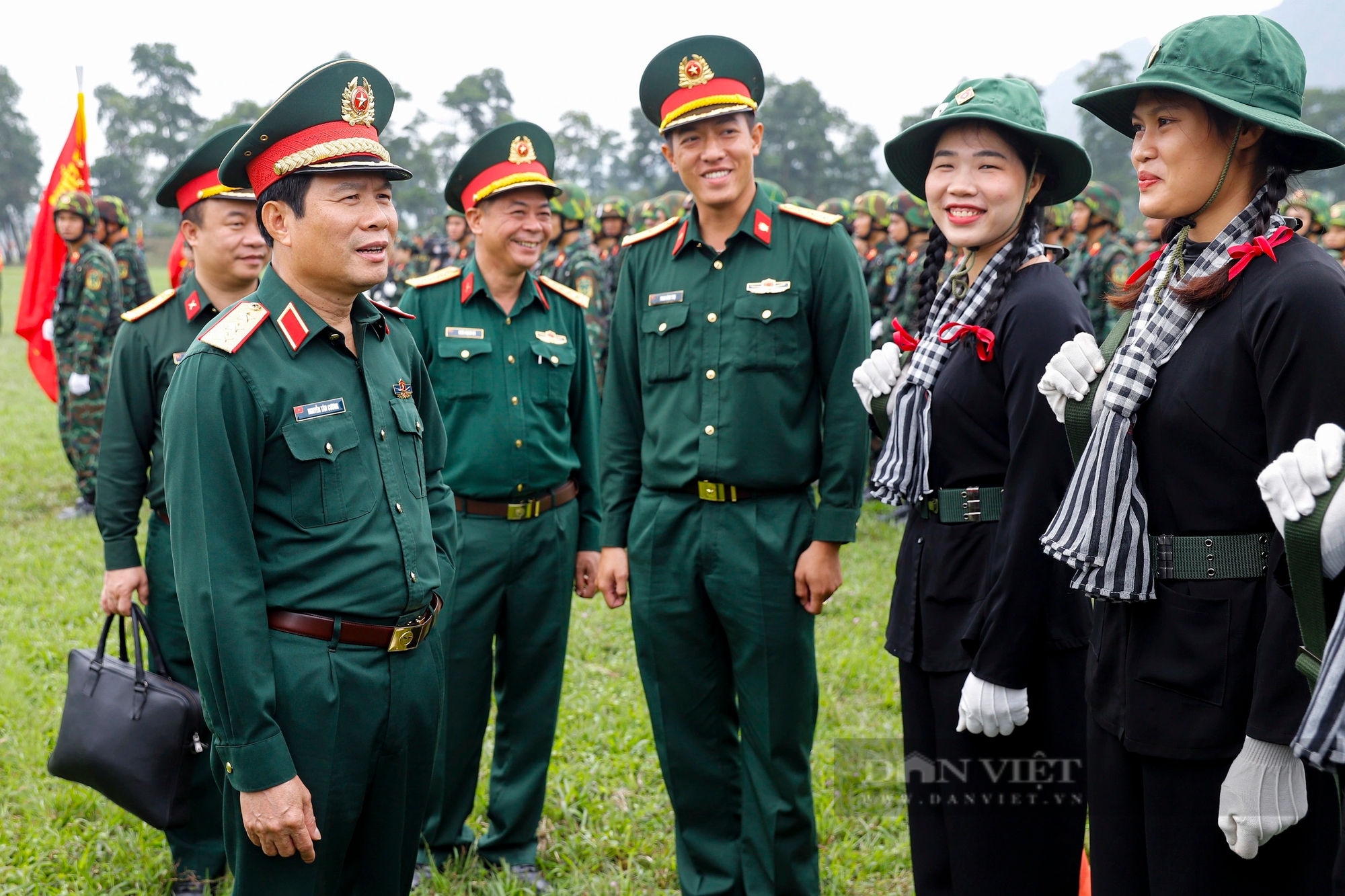 Nữ du kích miền Nam bảo lưu đại học, cầm súng AK tham gia huấn luyện diễu binh kỷ niệm Chiến thắng Điện Biên Phủ- Ảnh 7.