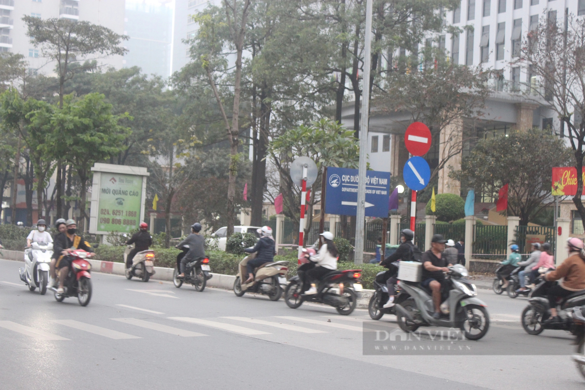 Xe máy đua nhau lấn làn, đi ngược chiều trên phố Hà Nội- Ảnh 2.