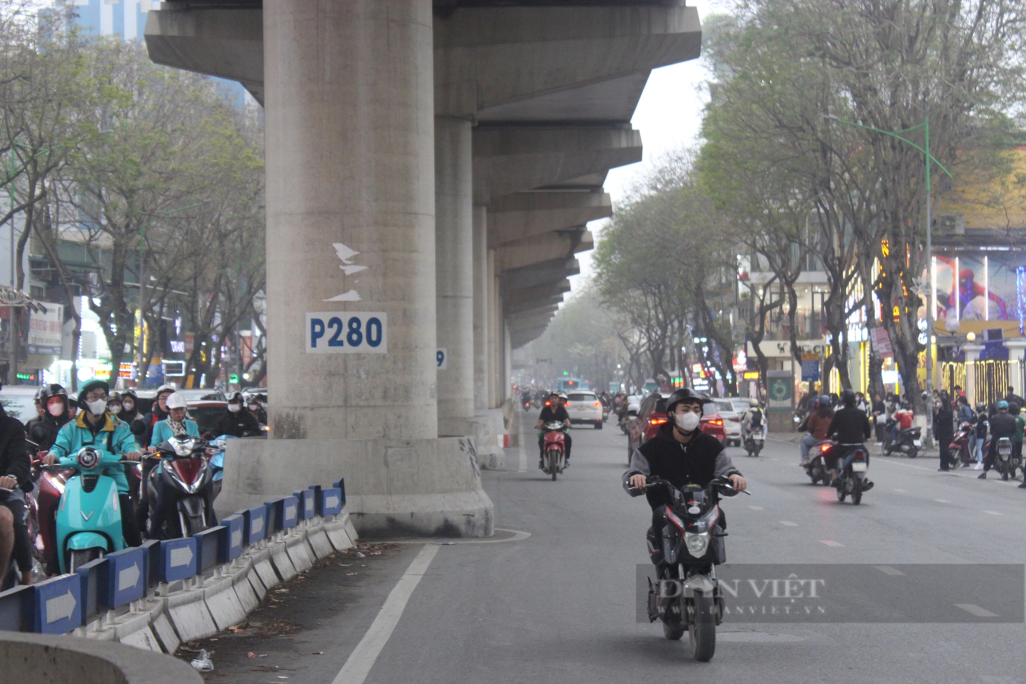 Xe máy đua nhau lấn làn, đi ngược chiều trên phố Hà Nội- Ảnh 3.