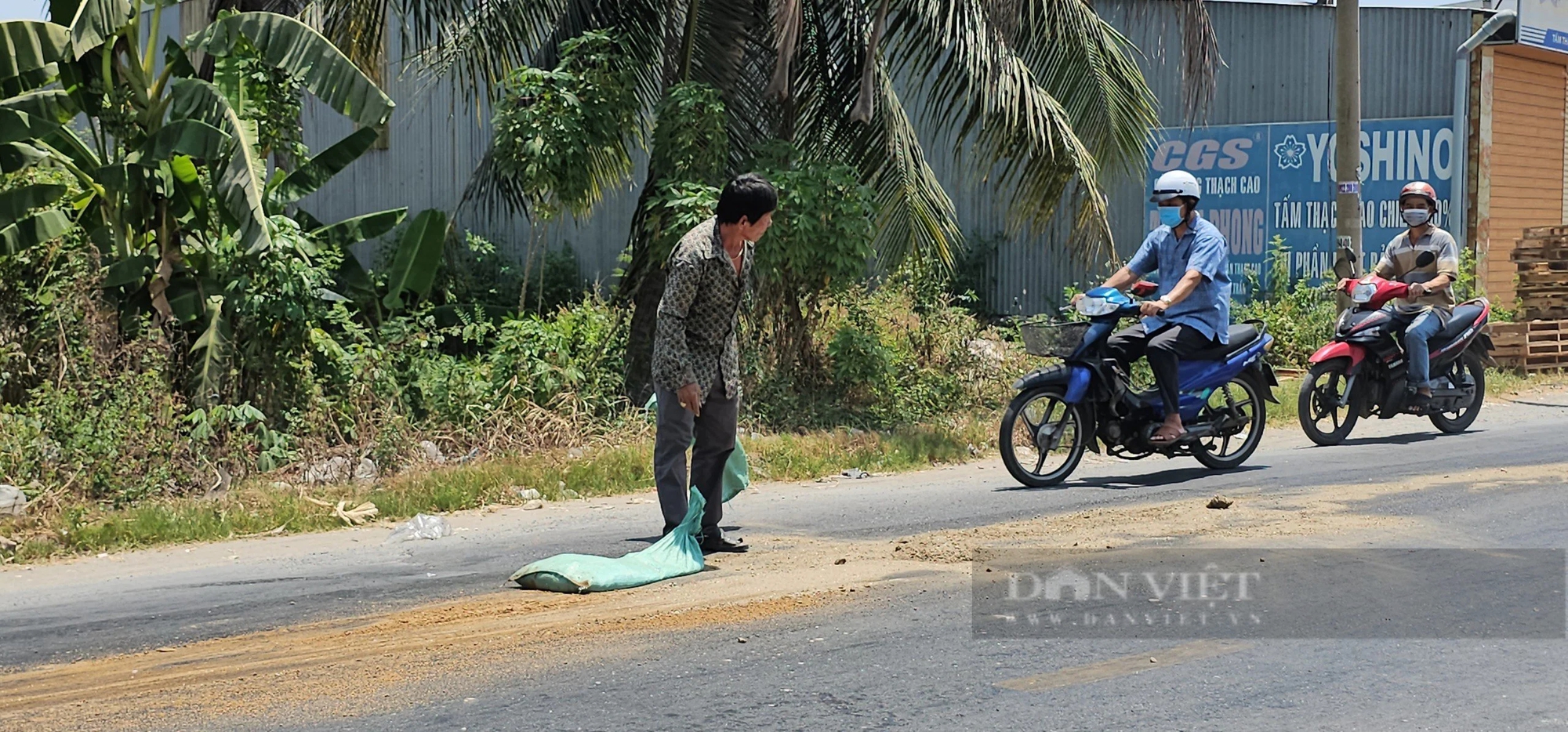 Nhiều người đi xe máy té ngã do mặt lộ bị đổ dầu nhớt ở Long An- Ảnh 2.