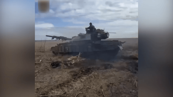 Học Nga, Ukraine biến xe tăng M-55S thành pháo tự hành có hỏa lực mạnh- Ảnh 1.