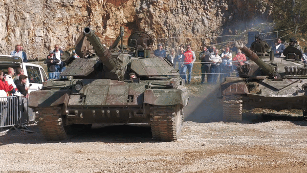Học Nga, Ukraine biến xe tăng M-55S thành pháo tự hành có hỏa lực mạnh- Ảnh 10.