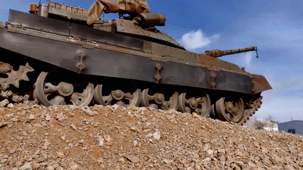 Học Nga, Ukraine biến xe tăng M-55S thành pháo tự hành có hỏa lực mạnh- Ảnh 14.