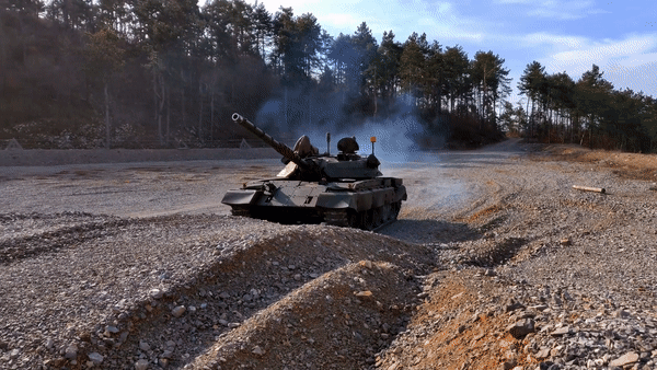 Học Nga, Ukraine biến xe tăng M-55S thành pháo tự hành có hỏa lực mạnh- Ảnh 15.