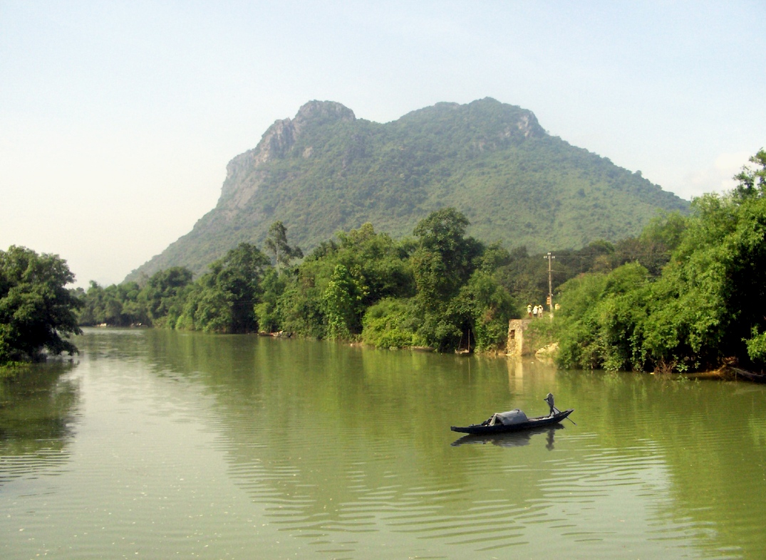 Một ngọn núi cao 405m soi bóng xuống dòng sông nổi tiếng ở Quảng Bình, dân đang trèo lên xem- Ảnh 1.
