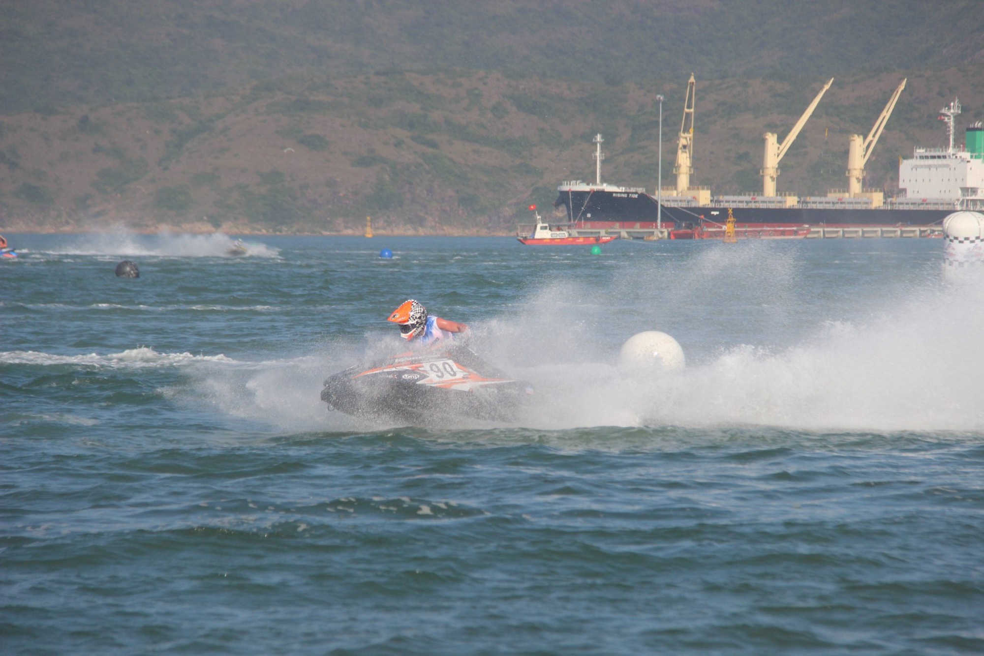 Bình Định: Cận cảnh những "siêu" mô tô nước "chẻ sóng, rượt tốc độ" ở vịnh Thị Nại- Ảnh 8.