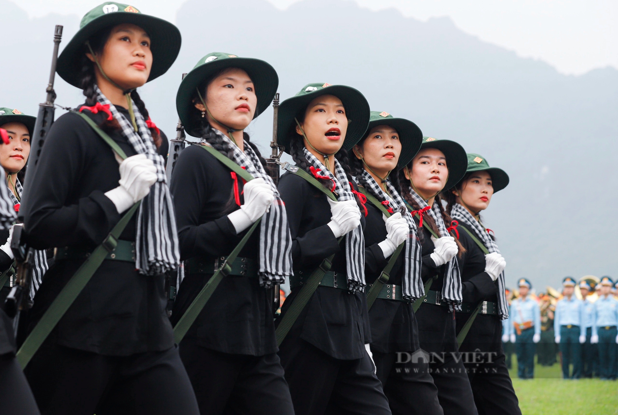 Nữ du kích miền Nam bảo lưu đại học, cầm súng AK tham gia huấn luyện diễu binh kỷ niệm Chiến thắng Điện Biên Phủ- Ảnh 6.