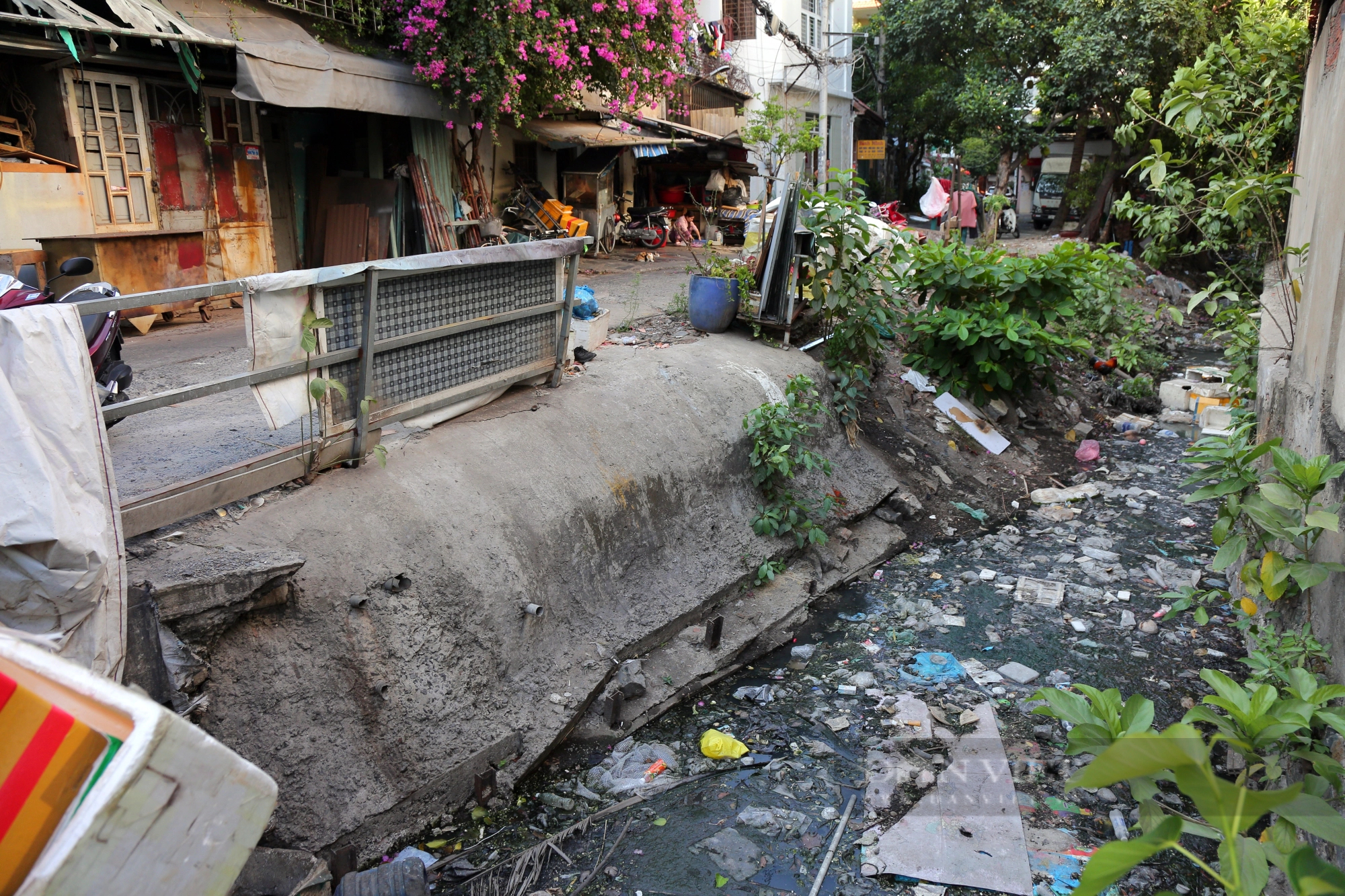 Cận cảnh dòng kênh ngập rác, gây tắc dòng chảy sắp được nạo vét để chống ngập cho sân bay Tân Sơn Nhất- Ảnh 1.