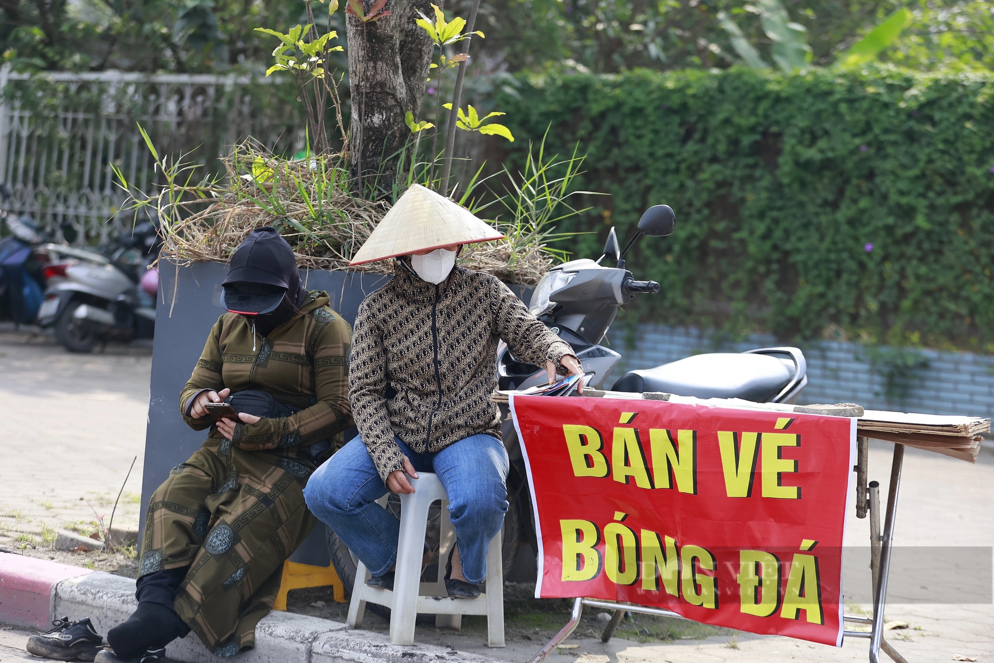 Thời tiết nắng nóng, phe vé ngao ngán vì vé trận Việt Nam - Indonesia... ế- Ảnh 10.