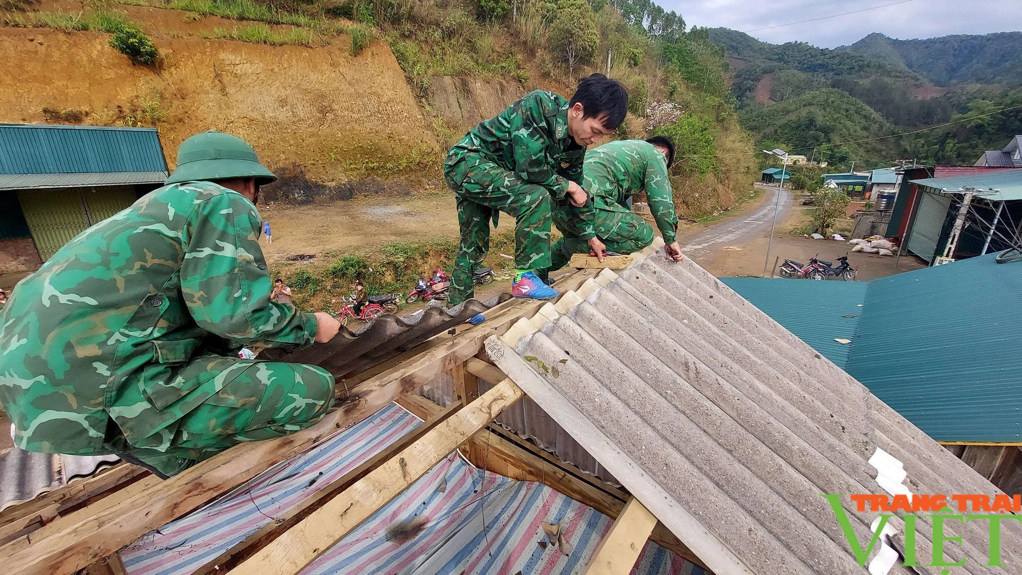 Bộ đội Biên phòng Sơn La: Hỗ trợ người dân khắc phục hậu quả thiên tai- Ảnh 2.