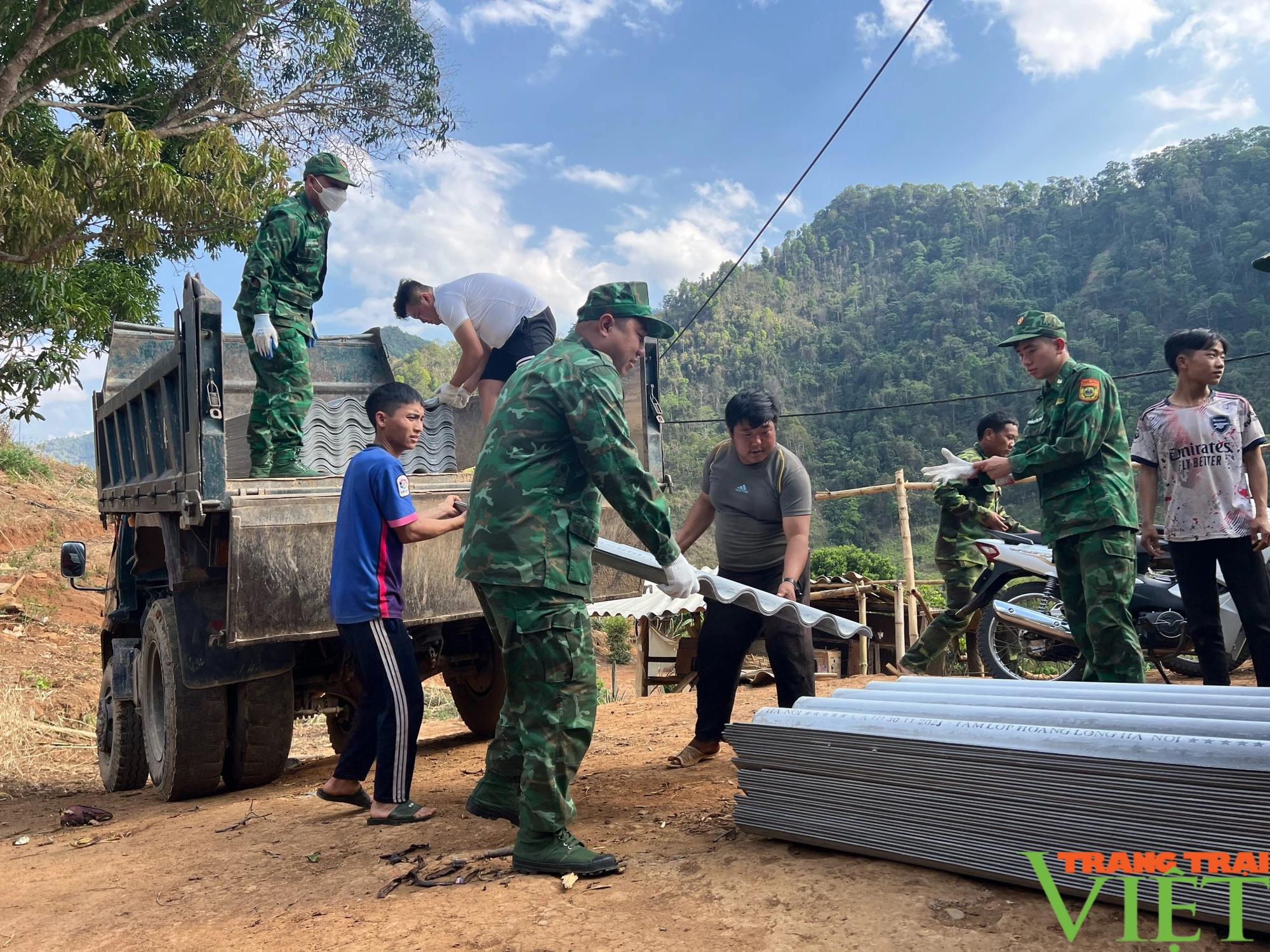 Bộ đội Biên phòng Sơn La: Hỗ trợ người dân khắc phục hậu quả thiên tai- Ảnh 4.