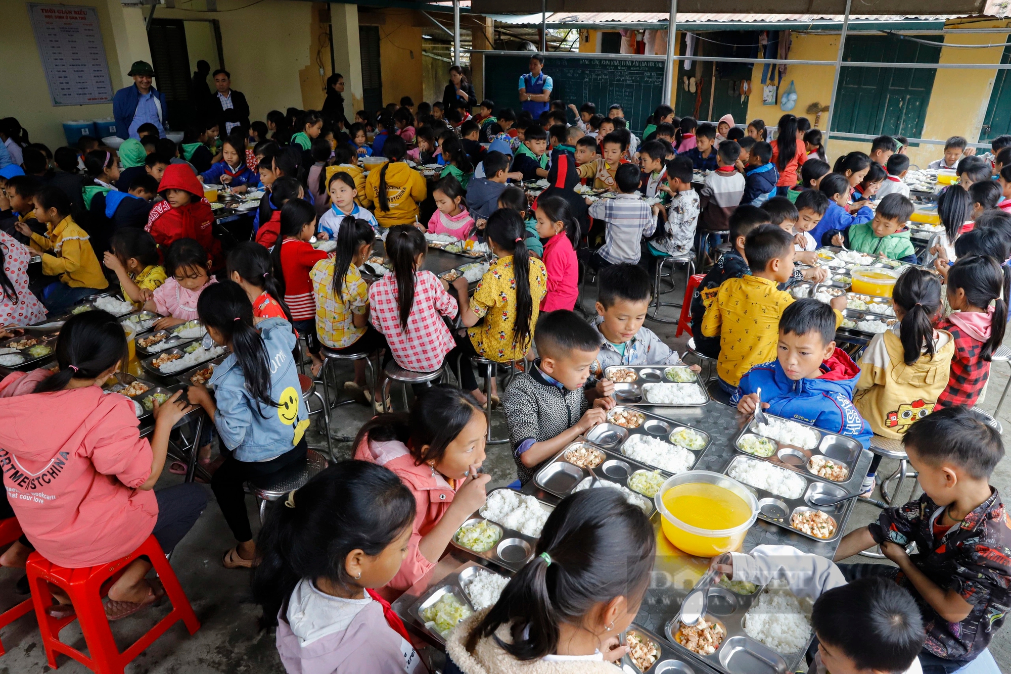 Cận cảnh bữa ăn 8.000 đồng của trẻ em vùng rẻo cao biên cương Đông Bắc- Ảnh 2.
