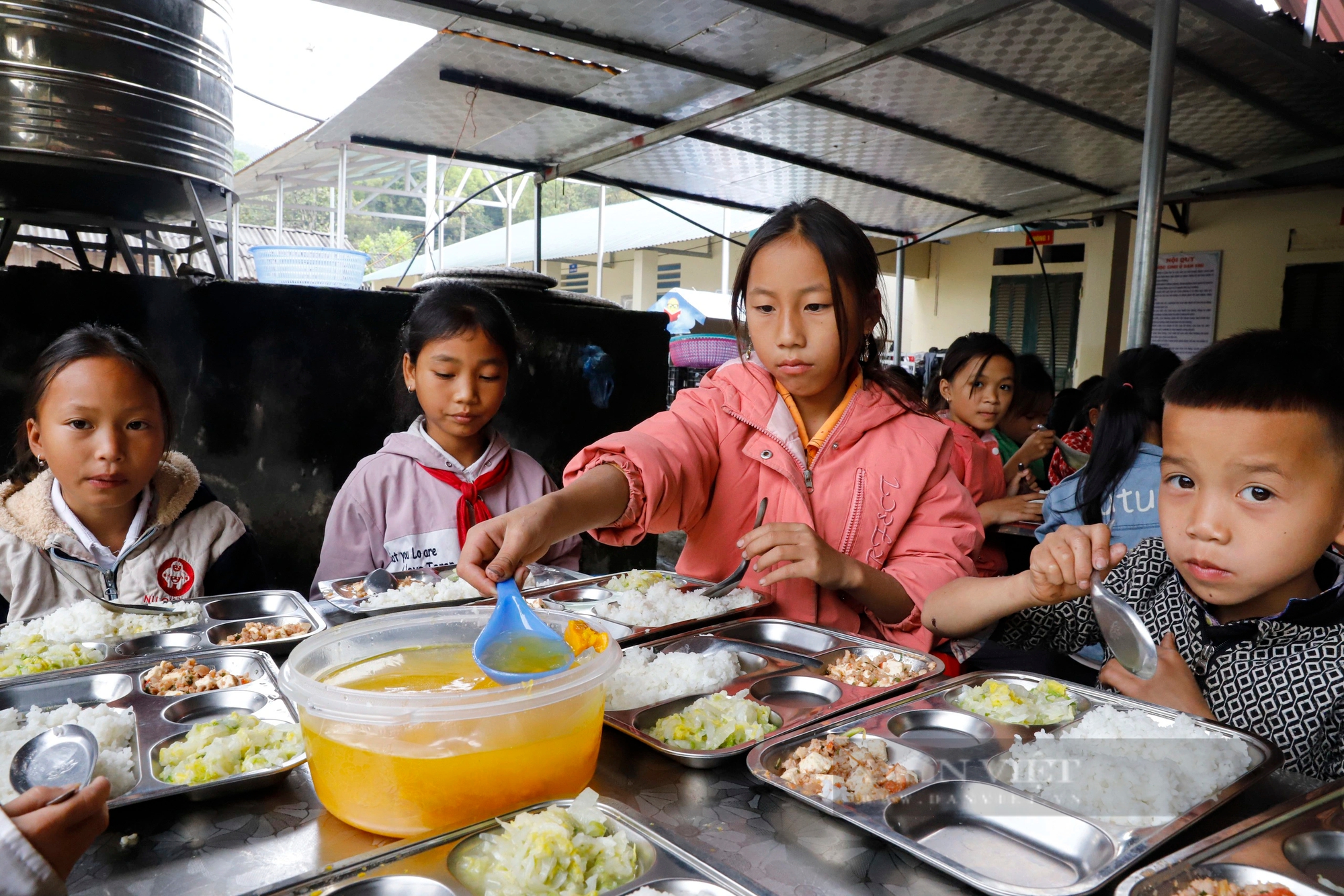 Cận cảnh bữa ăn 8.000 đồng của trẻ em vùng rẻo cao biên cương Đông Bắc- Ảnh 6.