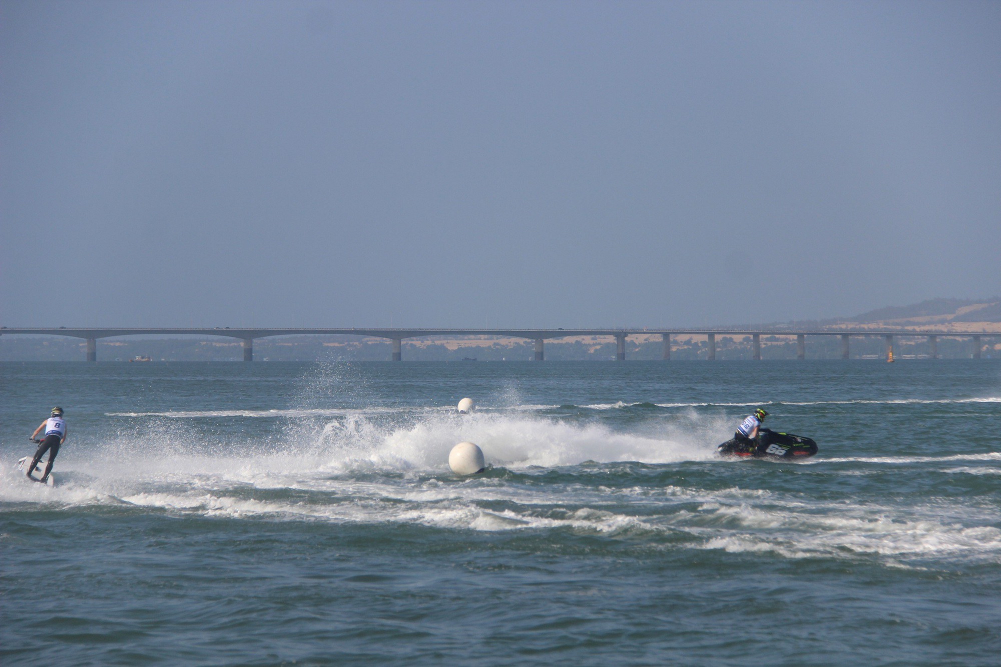 Bình Định: Cận cảnh những "siêu" mô tô nước "chẻ sóng, rượt tốc độ" ở vịnh Thị Nại- Ảnh 1.