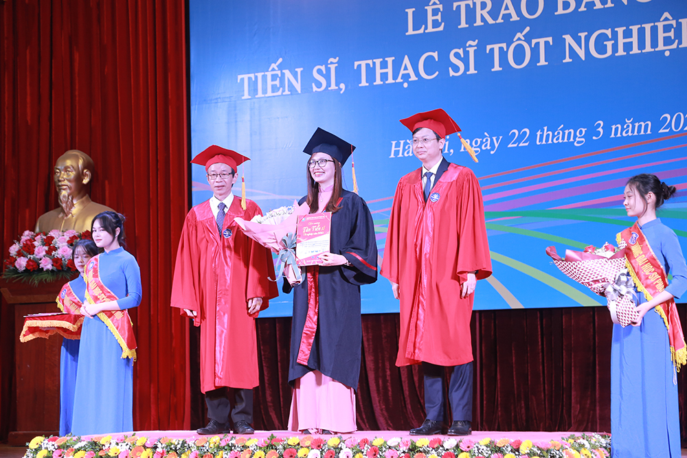 Tiến sĩ đầu tiên ngành Lý luận và phương pháp dạy Tin học của Việt Nam: Xinh tươi, yêu nghề giáo- Ảnh 2.