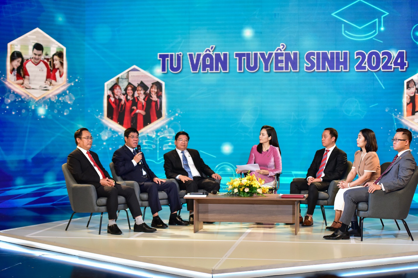 Nhiều vấn đề nóng trong chương trình truyền hình trực tiếp tư vấn tuyển sinh, hướng nghiệp 2024 trên VTV2- Ảnh 1.